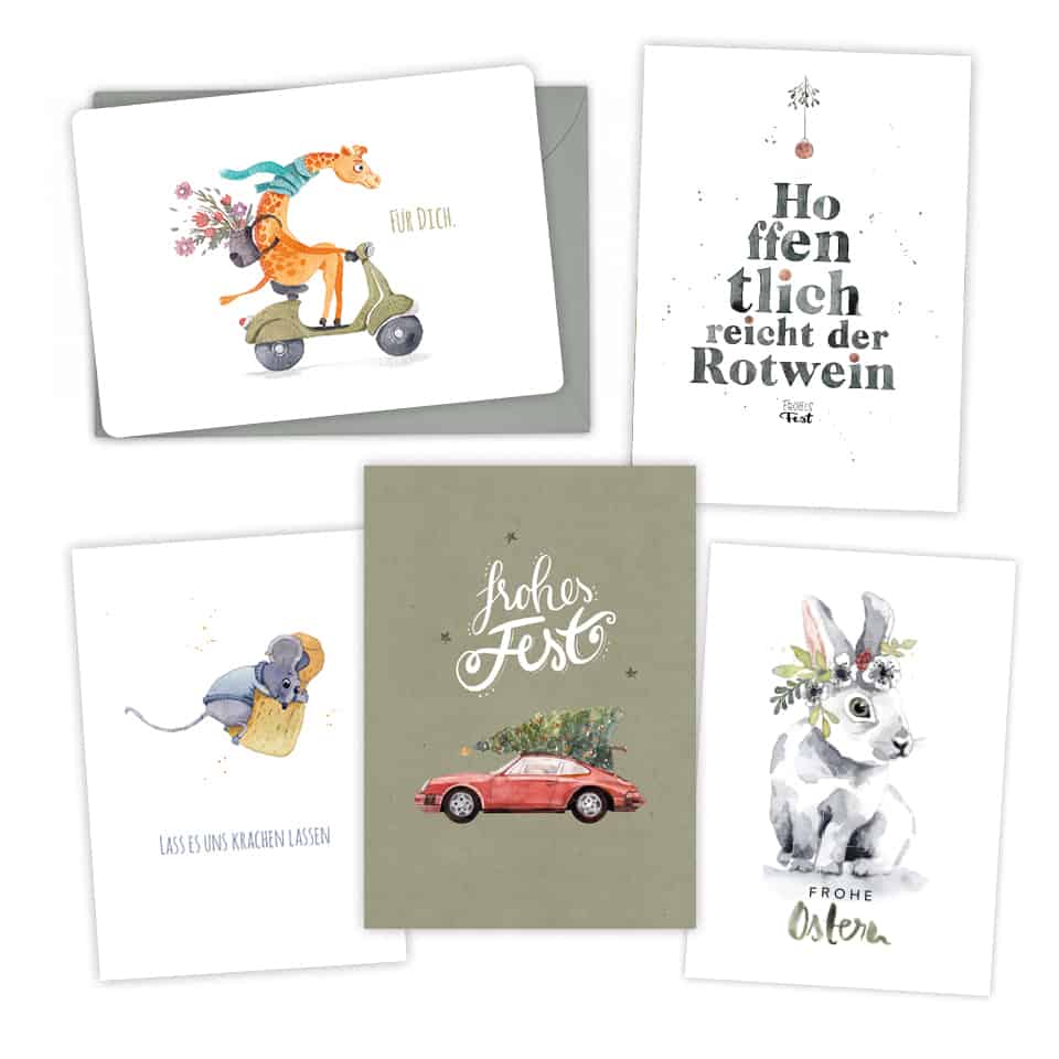 Abbildung mehrerer Postkarten mit unterschiedlichen illustrierten Motiven, wie zum Beispiel einer Giraffe auf einer Vespa, einer Maus auf einem fliegenden Sektkorken, einem Hasen mit Blütenkranz auf dem Kopf oder einem Porsche mit einem Weihnachsbaum auf dem Dach.