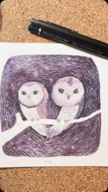 Monochromes Aquarellieren kann auch spannend sein! Hier musst du dir keine Sorgen machen, welche Farben zusammenpassen sondern nur auf genügend Hell-Dunkel-Kontrast achten. Nach der Vorzeichnung (direkt auf dem Aquarellpapier) gehts direkt zur ersten Grundierung. Dann nach und nach weitere Flächen anlegen und schließlich Details mit Farbstiften. 
#watercolorillustration 
#schminckeowlmonth2025 
#paintingprocessvideo