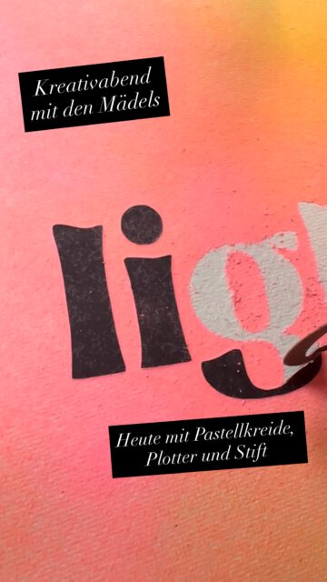 Experiment mit Plotterfolie auf Pappe und Pastellkreide.