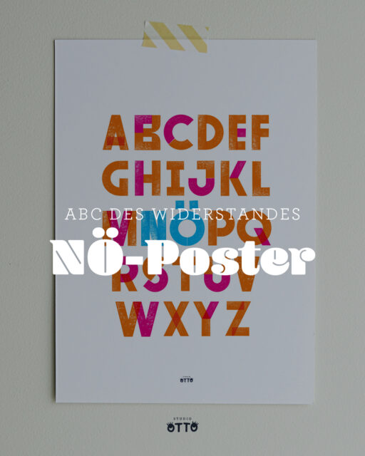 Wer A sagt, kann auch NÖ sagen. Eigentlich kinderleicht. Wer sich trotzdem nicht traut, kann sich mein Poster an die Wand hängen. Oder an die Bürotür. Oder in die Küche. Es gibt so viele Orte, wo ein NÖ mal ganz gut tut. Es dient natürlich auch als lustige ABC-Lernhilfe für Kinder. Und weil die Deko zum Zimmer passen soll, gibt es das Poster in drei verschiedenen Farbkombis: orange-pink mit türkis, blau-grün mit türkis und schwarz mit grün-türkis. Oder habt ihr andere Farbwünsche? Lasst sie mich gern wissen!
Gestempelt hab ich das Poster wieder mit meinem heiß geliebten Blockface-Kit von @openpressproject (eindeutig Werbung, aber selbst gekauft), dann digitalisiert und eingefärbt. Ausgedruckt wird es hier im heimischen Keller – ganz frisch für euch. Zu bestellen über meinen Shop unter www.studiootto.de
.
.
.
#alphabetposter #AlphabetPoster #blockfacekit #etsyshop #etsyfinds #etsygifts #etsyseller #smallbusiness #mutmacher #selfcareposter #typoposter #wallart #schulfanfang #neinsagen #neinsagenlernen #neinsagen