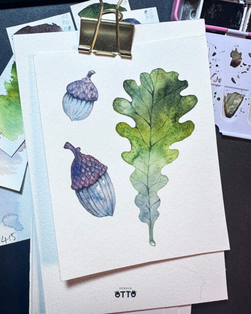 „Eicheln“ 🌰 
… lautet das Wochenthema der aktuellen Herbst-Challenge von @hahnemuehle_global  Einmal Hirn abschalten und einfach drauflosmalen - das geht mit so simplen Motiven wie Eicheln und Blättern ganz wunderbar, denn hier gibt es kein richtig und kein falsch. Probiert es mal aus! 
.
"oak & acorn" 🌰 is the theme of the week for the current autumn challenge from @hahnemuehle_global  Switch off your brain and just start painting – this works wonderfully with simple motifs such as acorns and leaves, because there is no right or wrong here. Give it a try!
.
.
.
#autumn #watercolorillustration #sketchoftheday #aquarell  #welcomeoctoberchallenge2025 #hahnemühle #hahnemuehle #hahnemuehle_global #hahnemühlesketchbook #octoberchallenge #studiootto